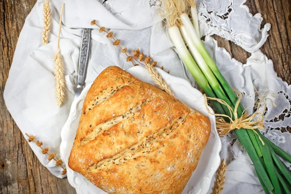 Pan integral y cebolla de primavera —  Fotos de Stock