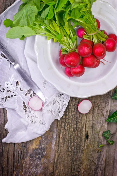 Fresh organic red radishes — Stock Photo, Image