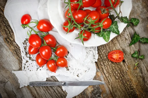 Körsbärstomater i tallrik — Stockfoto