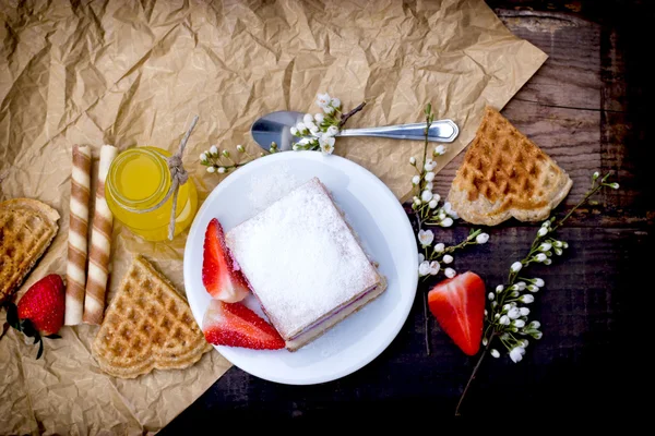 Cream pie - krämig tårta på tallrik — Stockfoto