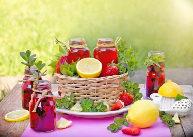 Yabani çilek ile yapılan pembe limonata