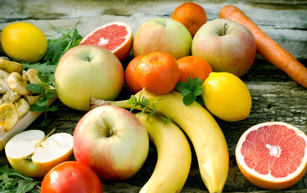 Alimentación saludable - frutas y verduras orgánicas frescas — Foto de Stock