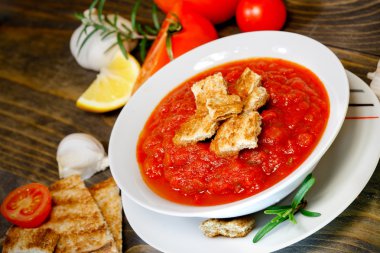 Gazpacho ve kızarmış ekmek (ekmek)