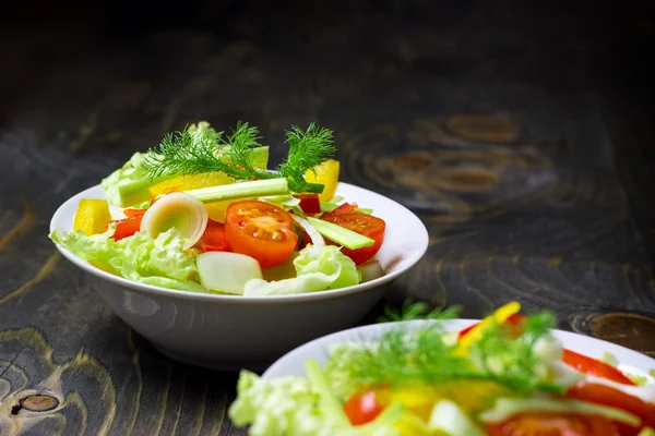 Eating healthy food - fresh vegetable salad — Stock Photo, Image