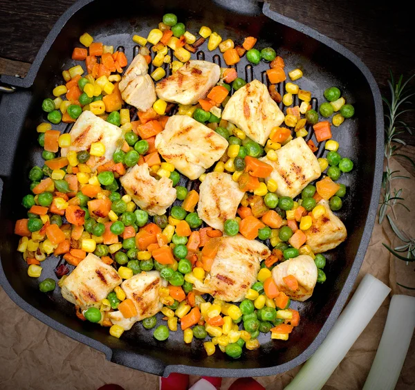 Pechuga de pollo - carne de pollo blanca con verduras — Foto de Stock