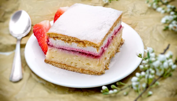 Kremowe ciasto z truskawkami — Zdjęcie stockowe