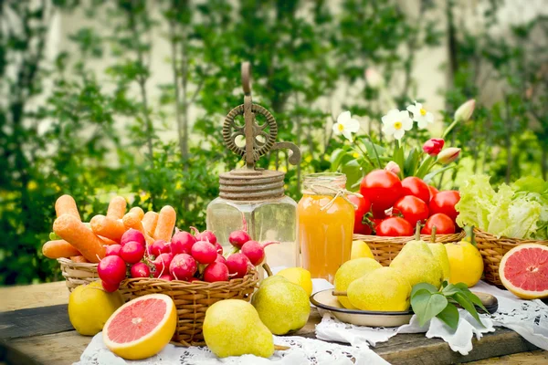 Eski rustik El blender ve meyve ve sebze