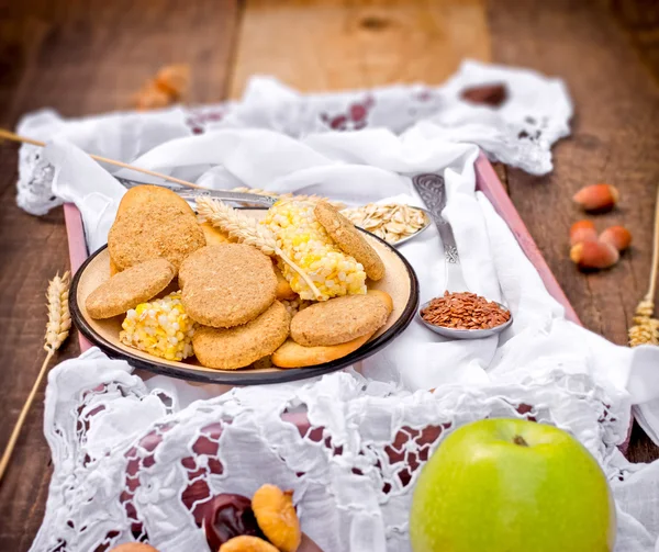 Healthy food - wholemeal cookies (biscuits) — Stock Photo, Image