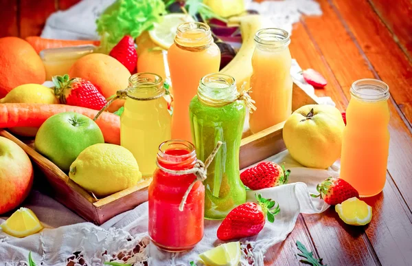 Juices and smoothies - healthy drinks — Stock Photo, Image