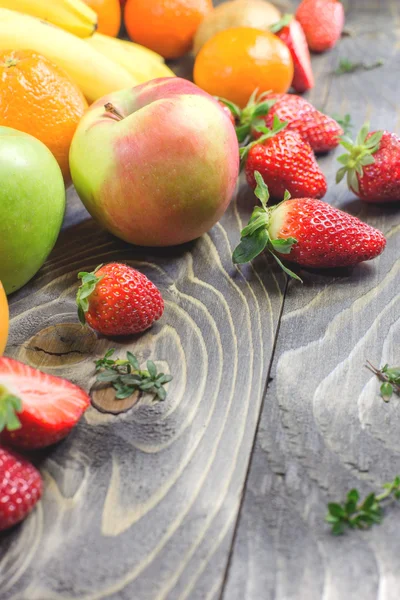 Vers fruit op tafel — Stockfoto