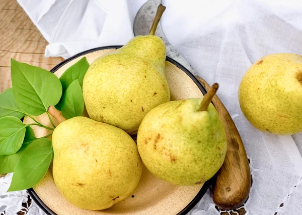 Organic pear - pears in rustic plate — Stock Photo, Image