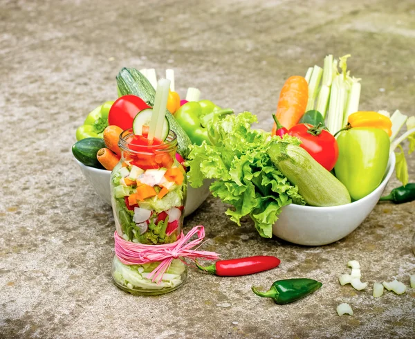 Frisches Bio-Gemüse - gesunde vegetarische Kost — Stockfoto