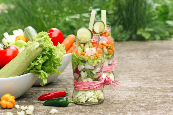 Zdrowa dieta, silny przeciwutleniacz - świeżych organicznych warzyw w słoiku — Zdjęcie stockowe