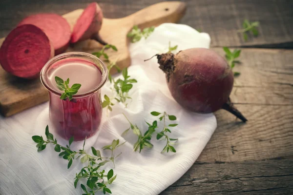Beet juice and beetroot - healthy drink (beverage) — Stock Photo, Image