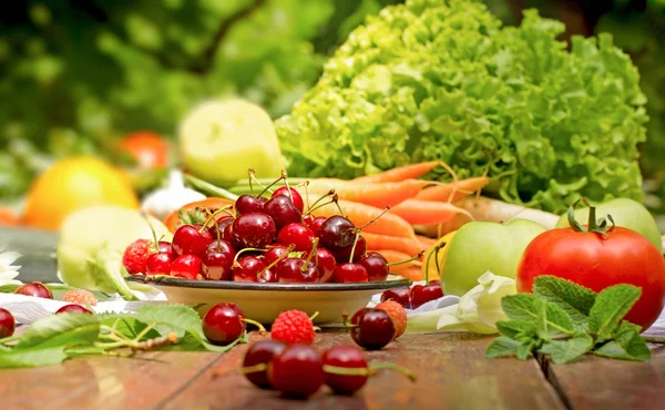 Alimento saludable - frutas y verduras orgánicas — Foto de Stock