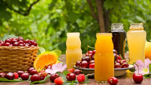 Здоровые, освежающие фруктовые напитки — стоковое фото