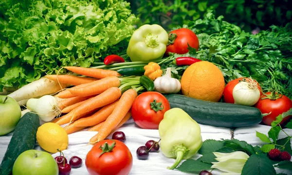 Alimentos biológicos saudáveis - frutas e produtos hortícolas frescos — Fotografia de Stock