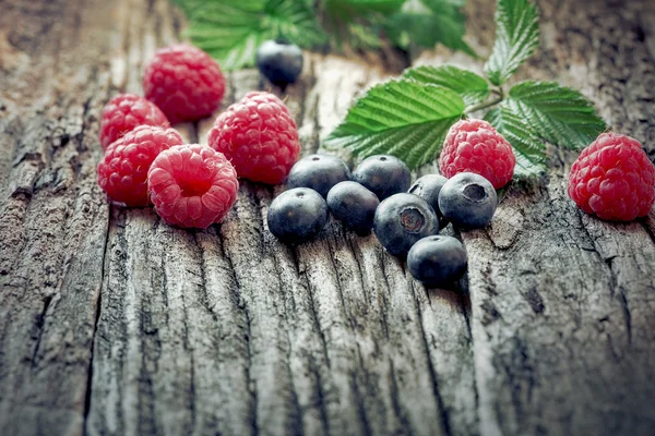 Comer alimentos saudáveis - fruta de baga orgânica fresca — Fotografia de Stock