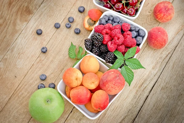 テーブルの上のボウルに健康的な果物 — ストック写真