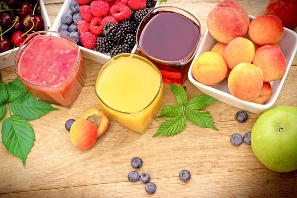 Gesunder Fruchtsaft aus biologischem Obst — Stockfoto