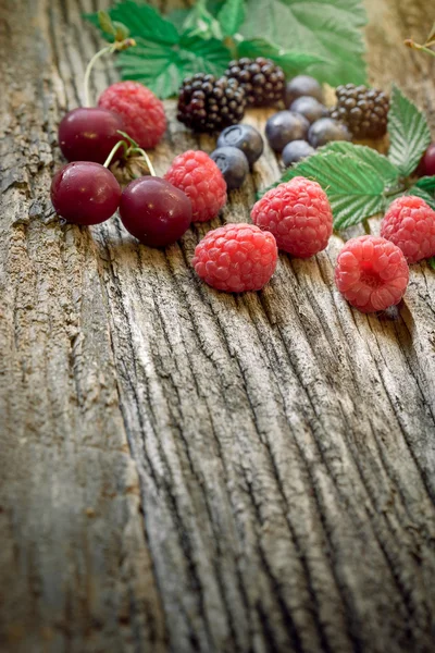 Comida saludable (alimentación saludable) - frutas de bayas en mesa de madera rústica — Foto de Stock
