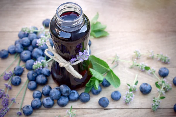 Jus de myrtille - boisson saine et rafraîchissante dans un pot — Photo