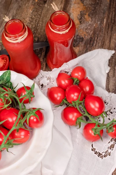 Zumo de tomate (batido de tomate) - bebida saludable, bebida refrescante —  Fotos de Stock