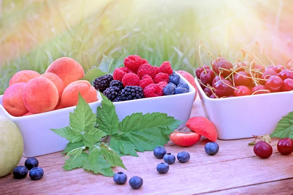 Healthy eating with fresh organic fruits — Stock Photo, Image