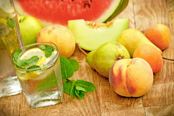 Förfriskningar i varma dagar av sommar - fruktsaft och färska ekologiska frukter — Stockfoto