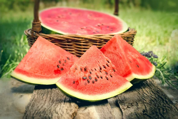Sött röd vattenmelon - skivor av uppfriskande vattenmelon på bordet — Stockfoto