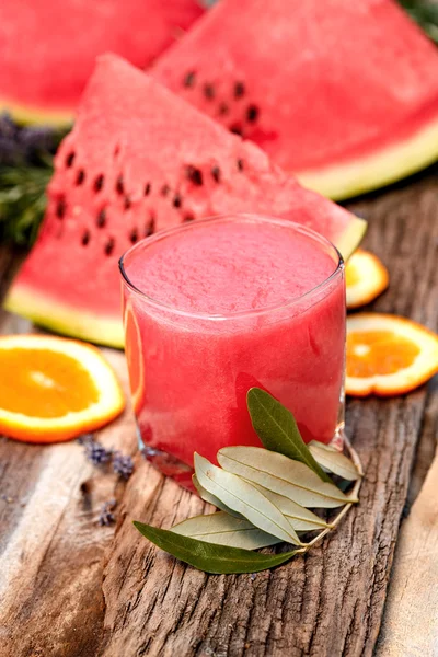 Utsökt juice på vattenmelon färskpressad — Stockfoto