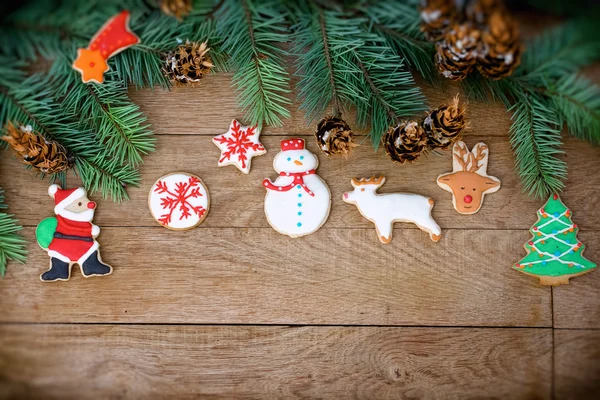 Kerstversiering met kerstkoekjes — Stockfoto