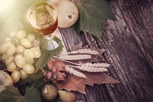 ワインと有機秋の果物秋の装飾 — ストック写真