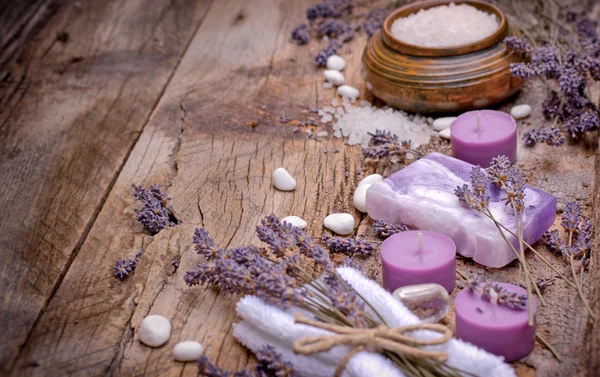 Savon à la lavande, sel parfumé et pierres de spa - concept spa — Photo