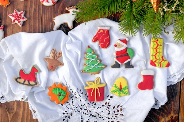 Decoraciones navideñas con galletas de Navidad sobre fondo de madera —  Fotos de Stock