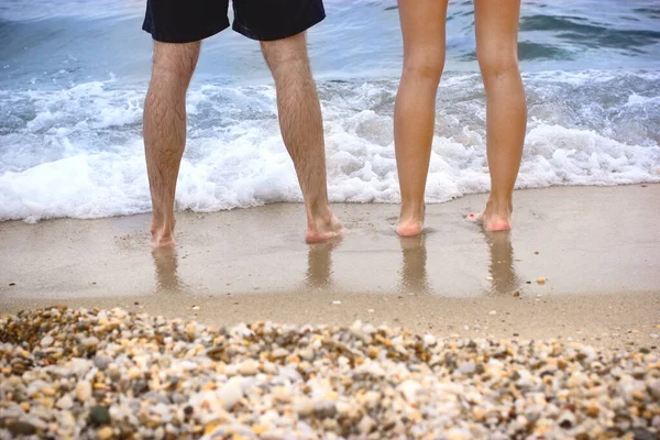 Couple Tient Sur Sable Tandis Que Les Vagues Éclaboussent Leurs — Photo