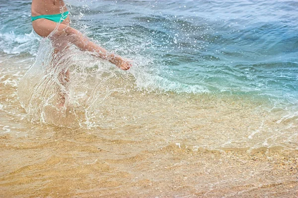 Ciesząc Się Plażą Bawiąc Się Płyciznach Dziewczyna Strzelająca Falami — Zdjęcie stockowe