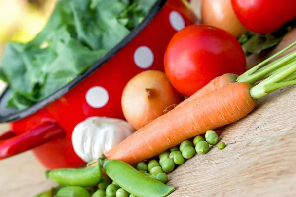 Frische Bio Karotte Vegetarische Kost Auf Dem Tisch — Stockfoto