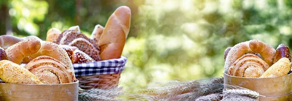 Pane Integrale Pasticceria Cesto Vimini Sul Tavolo Pane Integrale Vari Foto Stock