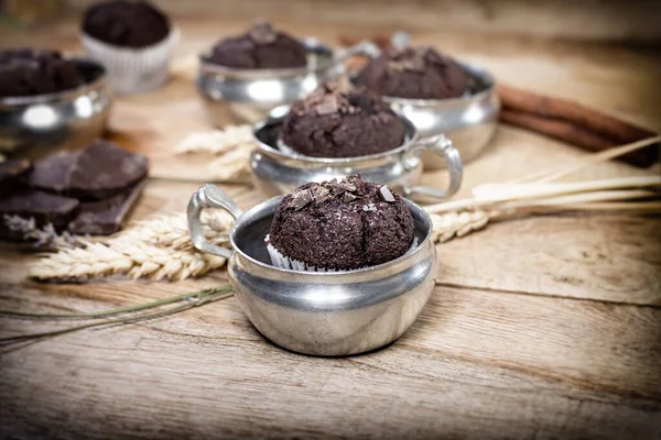 Finom Muffin Csokoládés Muffin Régi Rusztikus Ezüst Pohárban — Stock Fotó