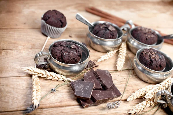老旧的乡村银杯中的巧克力松饼和木制桌子上的黑巧克力 — 图库照片