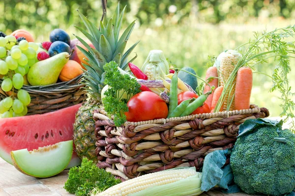 Alimento Fresco Saludable Dieta Saludable Frutas Verduras Orgánicas Canasta Mimbre — Foto de Stock