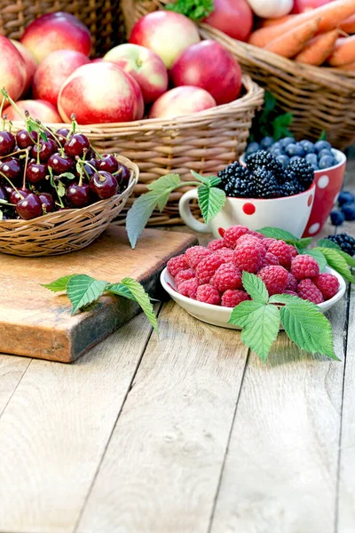 強い免疫力のための健康的な食事療法 テーブルの上の有機果物の果実 — ストック写真