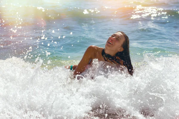 Chica Joven Disfrutando Las Olas Del Mar Vacaciones Sin Preocupaciones — Foto de Stock