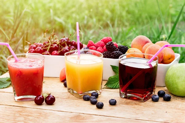 Gesundes Erfrischendes Getränk Aus Frischem Bio Obst Hausgemachtem Fruchtsaft Frisch lizenzfreie Stockfotos