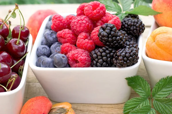 Berries Bowl Healthy Vegetarian Food Fresh Organic Fruit — Stock Photo, Image