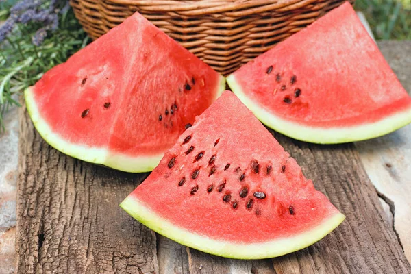 Söt Saftig Vattenmelon Skivad Vattenmelon Rustikt Bord — Stockfoto