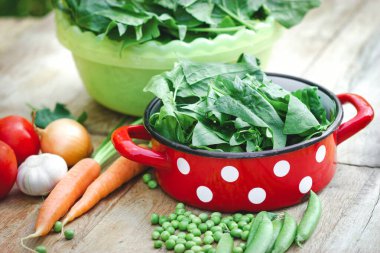 Tabakta taze sebzeler, sağlıklı vejetaryen yemekleri, taze organik sebzeler.