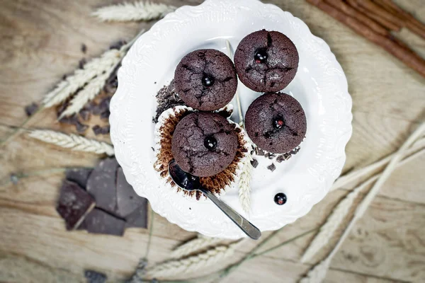 Čokoládové Muffinové Borůvky Tmavá Čokoláda Talíři — Stock fotografie