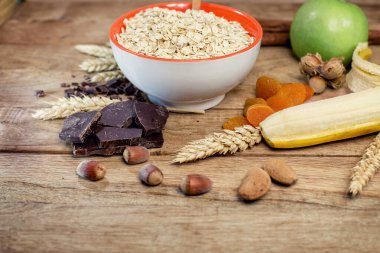 Sağlıklı vejetaryen kahvaltısı, yulaf gevreği, fındık ve meyve diyeti.